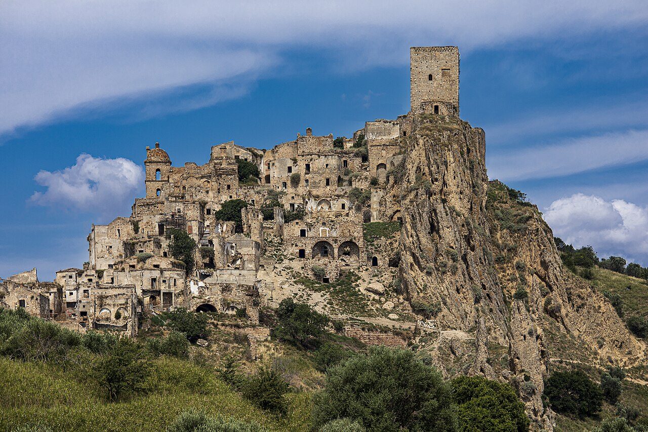 Il borgo antico di Craco tra le colline lucane